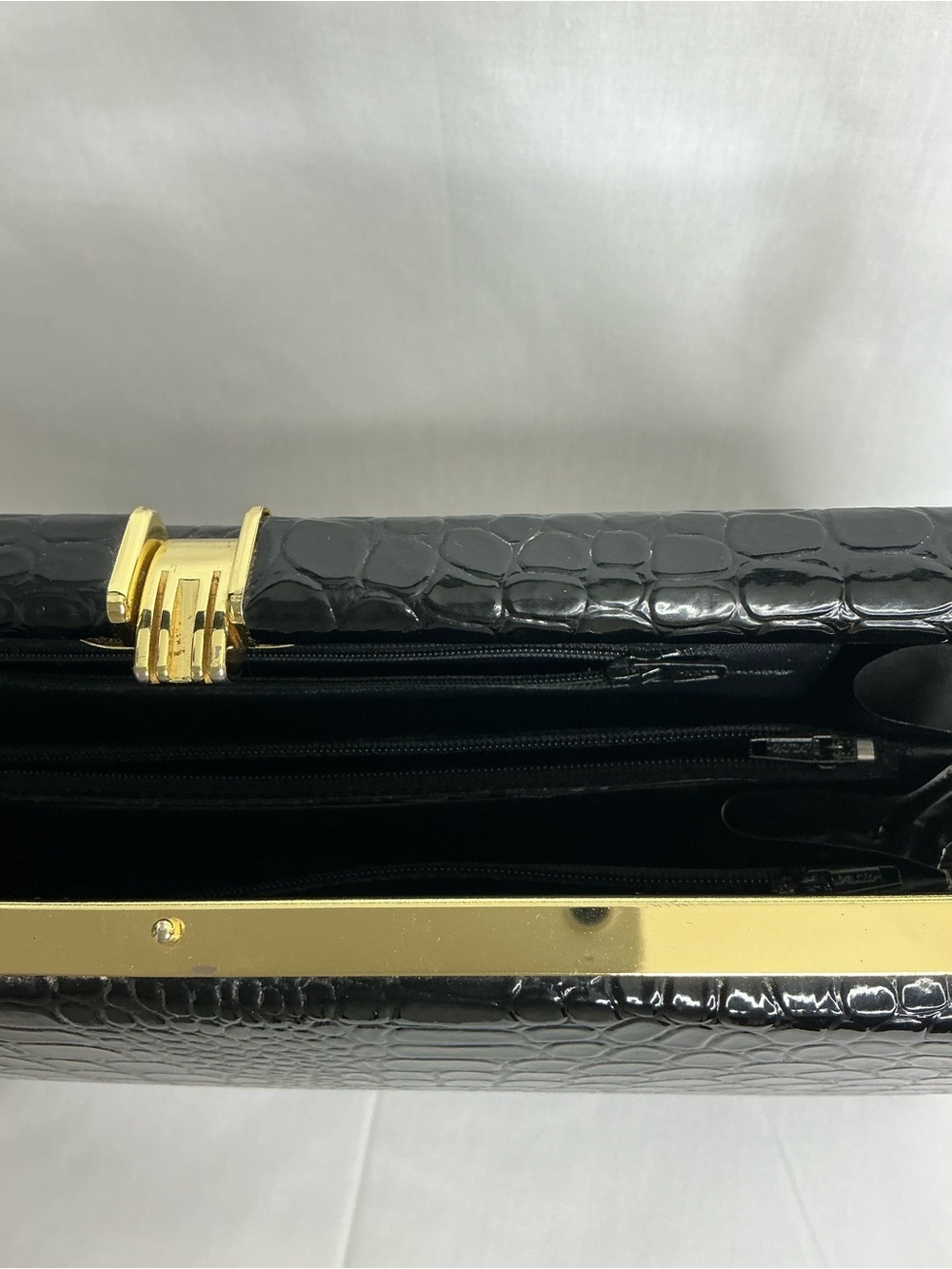 2024 - Classic Black Croc-Embossed Structured Shoulder Bag. - Picture 5 of 10